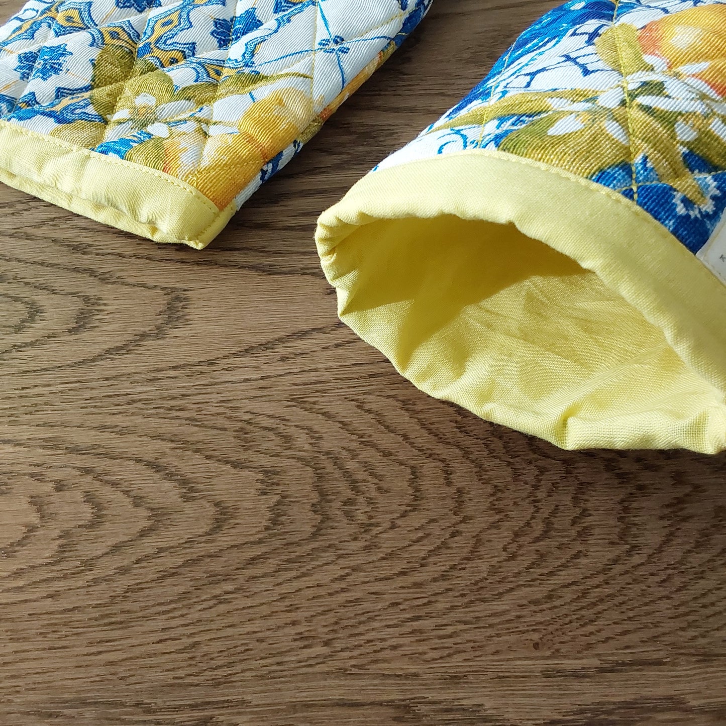 Lemon Print Oven Gloves