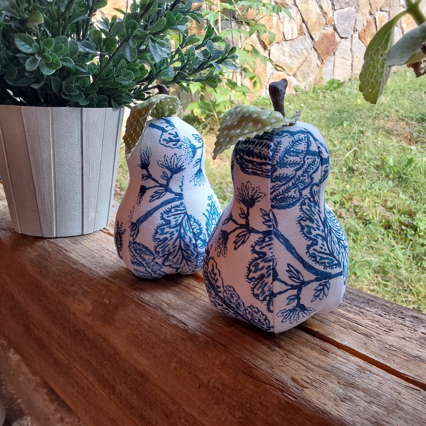 Decorative Pears filled with lavender, Set of two