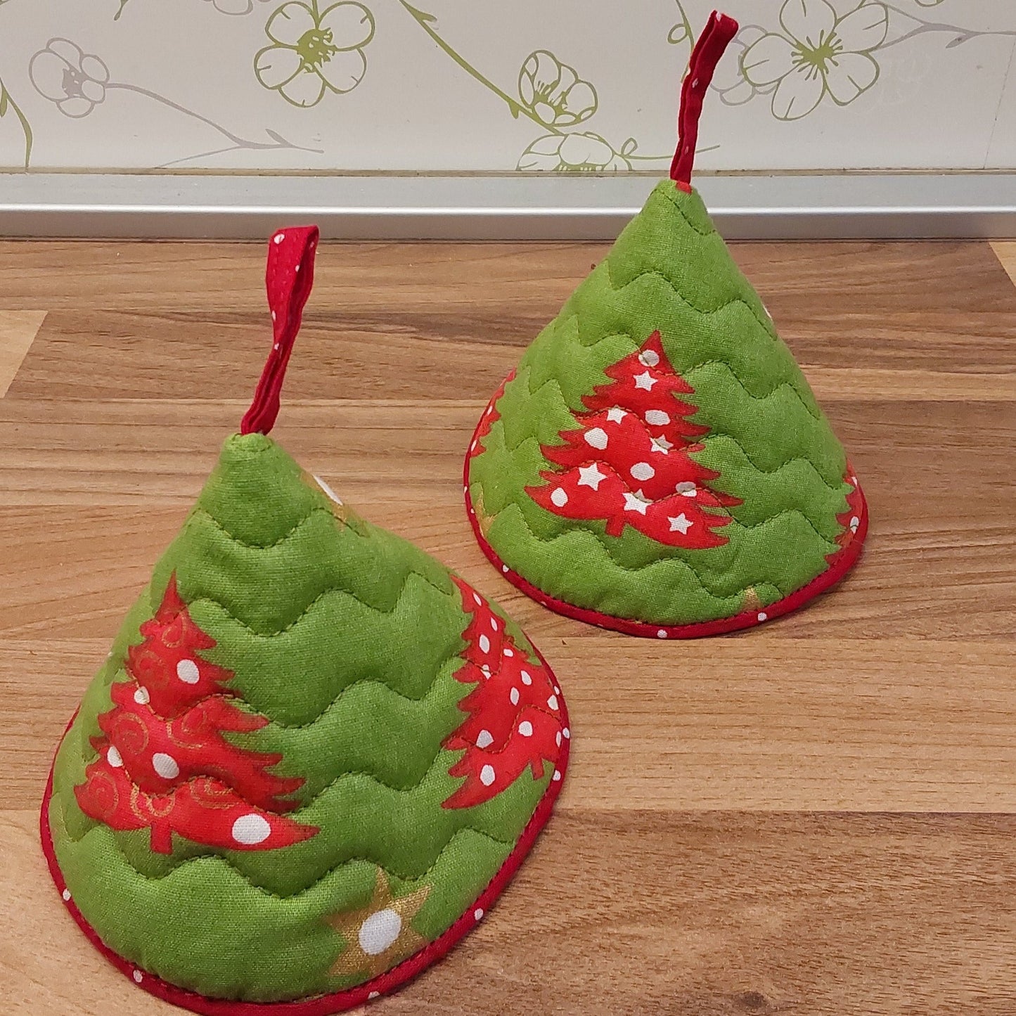 Set of two cone-shaped potholders