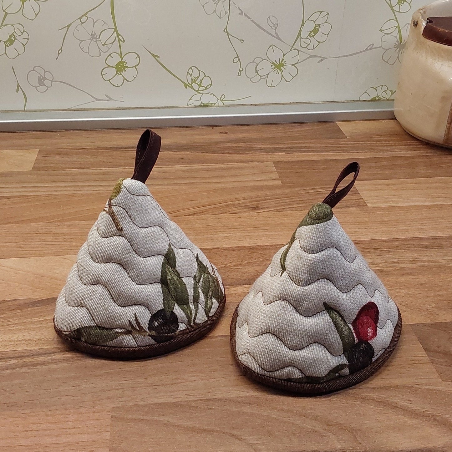 Set of two cone-shaped oven mitts