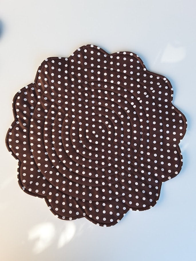 Scalloped Placemats in brown and white
