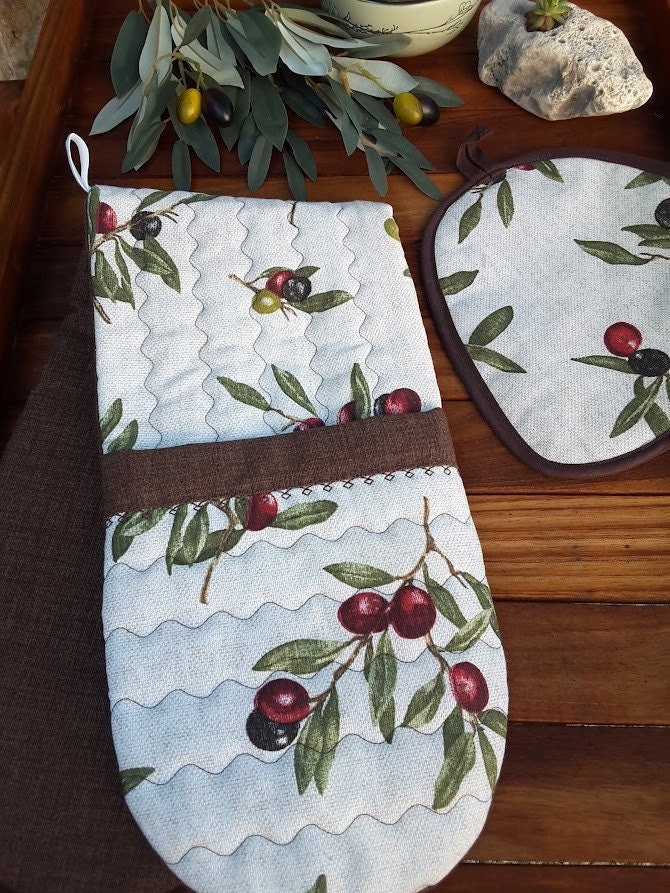 Set Of Double Oven Mitt and a Potholder in Olives Print