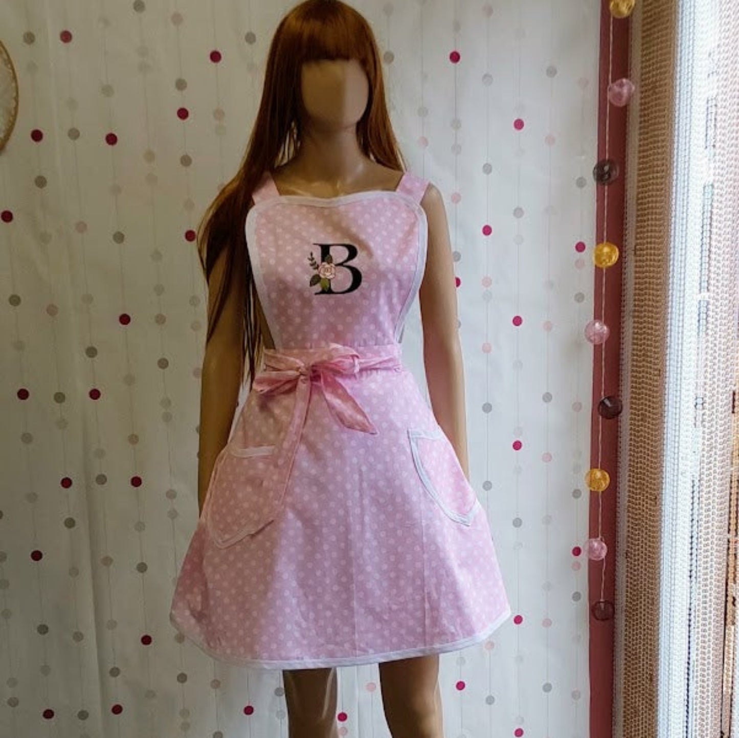  Pink apron with a sweetheart neckline, polka dot pattern, and two pockets.
Large monogram embroidery on a bib, apron Barbara by Katrushka, made in Slovenia