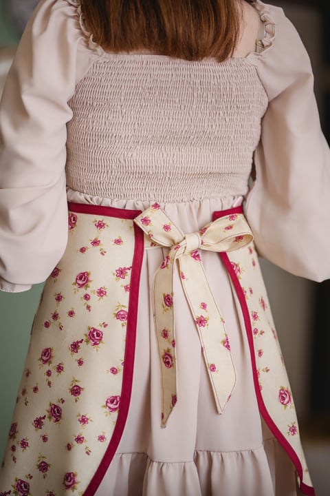 Vintage floral apron with dark red bias trimming, photo of a back and tied straps